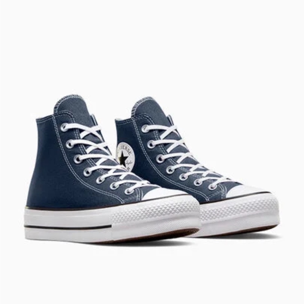 Converse Very good condition! Comfortable , casual for any occasion